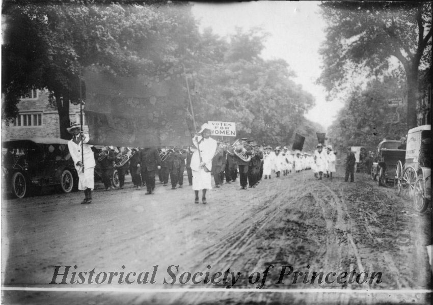 Class of 1900 marches in the 1910 Pee-rade