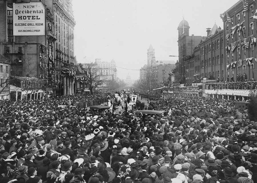 Mob surrounds the March 3, 1913 march